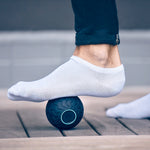 Load image into Gallery viewer, Man using the Therabody Wave Solo on his foot